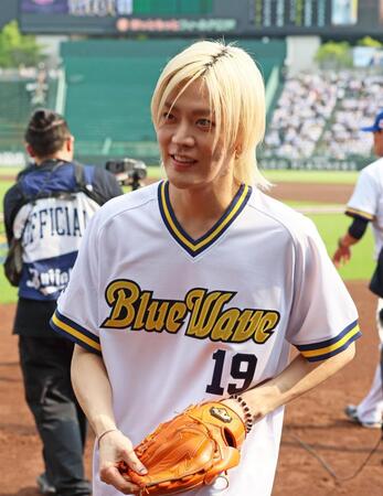 　特別始球式を務め笑顔を見せて引き揚げるＮＣＴ・ユウタ（撮影・立川洋一郎）