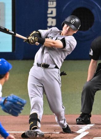 　１回、泉口が先制二塁打を放つ