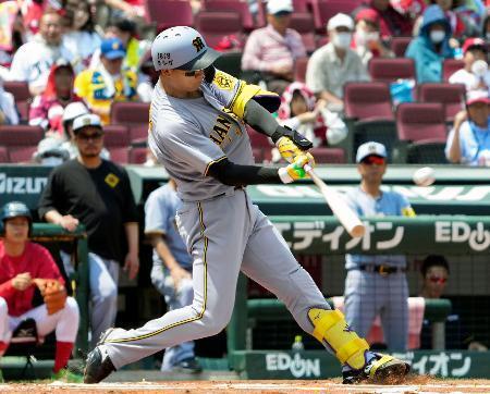 　１回阪神１死二塁、森下が左越えに先制２ランを放つ＝マツダ