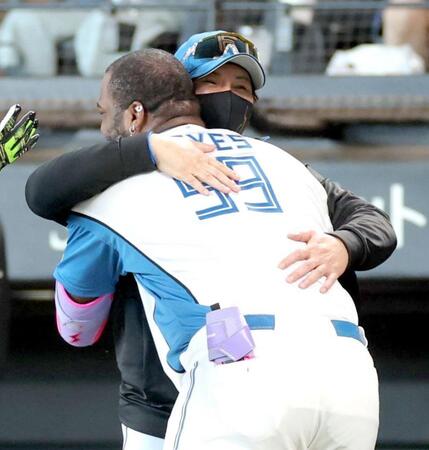 　９回、サヨナラ本塁打を放ったレイエス（手前）を抱きしめる新庄監督（撮影・西岡正）