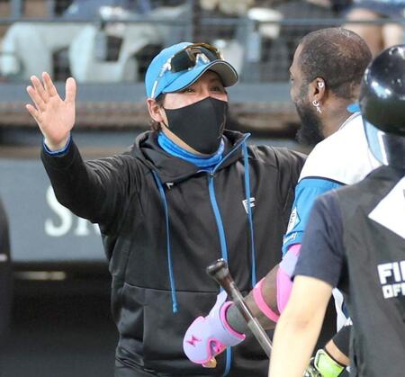 　９回、サヨナラ本塁打を放ったレイエス（右）を笑顔で祝福する新庄監督（撮影・西岡正）