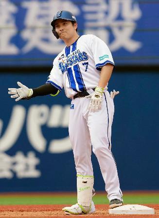 　８回、決勝打となる適時二塁打を放ちポーズをとるＤｅＮＡ・佐野＝横浜