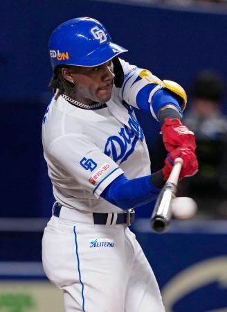 　８回中日２死二、三塁、カリステが中前に２点打を放つ＝バンテリンドーム