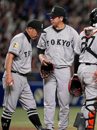 　８回、阿部監督（左）に降板を告げられる大勢