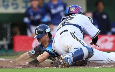 　９回、外崎の一ゴロで勝ち越しの生還する仲田＝撮影・立川洋一郎