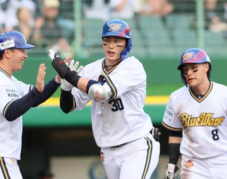 　３回、逆転２ランを放ちタッチを交わす広岡（撮影・立川洋一郎）