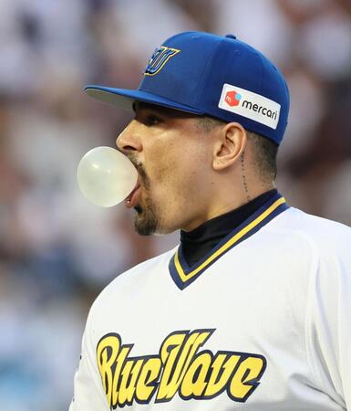 　９回表に勝ち越しを許し、ガムを膨らませてベンチへ引き揚げるマチャド（撮影・立川洋一郎）