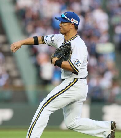 　９回、外崎の一ゴロを処理して本塁へ送球する頓宮（撮影・立川洋一郎）