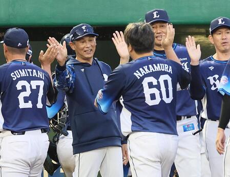 　オリックスに勝利しナインを迎えてタッチを交わす西口監督（中央左）＝撮影・立川洋一郎