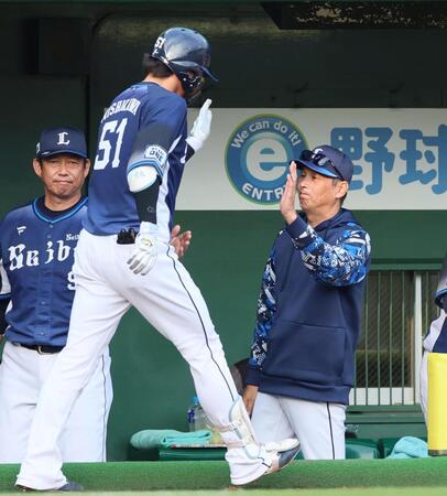 　５回、同点ソロを放った西川（５１）を迎える西口監督（撮影・立川洋一郎）