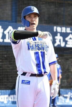 　４回、佐野は勝ち越しソロを放ち「デスターシャ！」＝撮影・佐藤厚