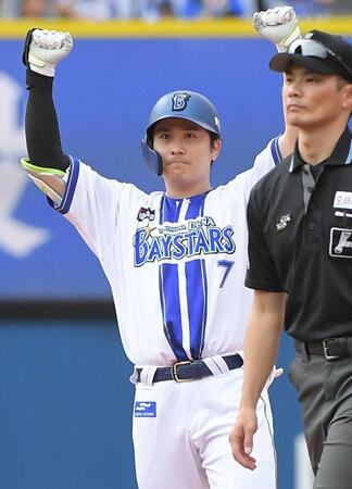 　８回、佐野は右中間に勝ち越しの適時二塁打を放ち、二塁塁上でガッツポーズ（撮影・佐藤厚）