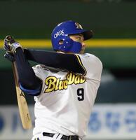 　１１回、左翼スタンドへサヨナラ本塁打を放つ野口（撮影・立川洋一郎）