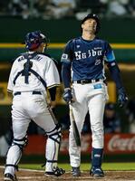 　１０回、２死二、三塁の好機で空振り三振に倒れたネビン