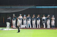 　試合前練習中、サプライズで投手陣から２日の誕生日を祝福される宮西（左）＝撮影・西岡正