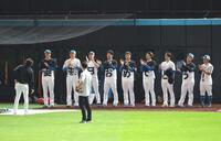 　試合前練習中、サプライズで投手陣から２日の誕生日を祝福された宮西（左）＝撮影・西岡正