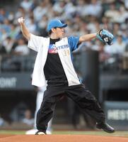 　始球式を行う小野田龍之介（撮影・西岡正）