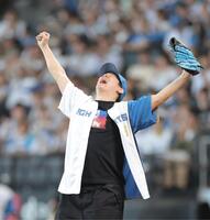 　ファーストピッチの後、両手を上げる小野田龍之介（撮影・西岡正）