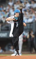 　始球式を行う小野田龍之介（撮影・西岡正）