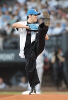 　始球式を行う小野田龍之介（撮影・西岡正）