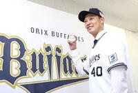 　入団会見を終えて笑顔を見せる岩崎（撮影・立川洋一郎）