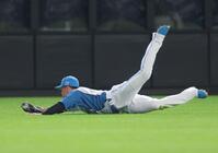 　５回、池田の中飛を好捕する矢沢（撮影・西岡正）