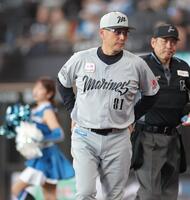 　９回、投手交代を告げる吉井監督（撮影・西岡正）