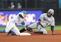 　８回、安打を放つも、二塁で上川畑のタッチを受ける岡（撮影・西岡正）