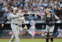 　７回を無失点で終え、寺地（右）とタッチを交わすボス（撮影・西岡正）