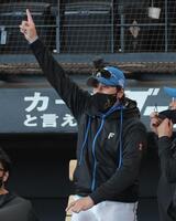 　９回、レイエスのサヨナラ本塁打に大喜びの新庄監督（撮影・西岡正）