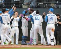 　９回、サヨナラソロを放ち、ナインと喜び合うレイエス（中央）＝撮影・西岡正