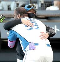 　９回、サヨナラ本塁打を放ったレイエス（手前）を抱きしめる新庄監督（撮影・西岡正）