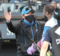 　９回、サヨナラ本塁打を放ったレイエス（右）を笑顔で祝福する新庄監督（撮影・西岡正）