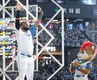 　お立ち台でスタンドに向かって両手を振るレイエス（撮影・西岡正）