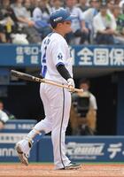 　８回、牧は死球を受け、大西をにらみつける（撮影・佐藤厚）