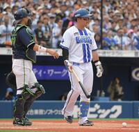 　８回、牧は死球を受け、大西をにらみつける（撮影・佐藤厚）