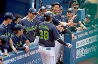 　１回、北村は先頭打者初球本塁打を放ち、ナインに迎えられる（撮影・佐藤厚）