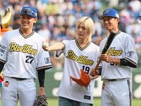 　特別始球式を務め記念写真に納まるＮＣＴ・ユウタ（中央）＝撮影・立川洋一郎