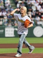 　特別始球式を務め投球するＮＣＴ・ユウタ（撮影・立川洋一郎）