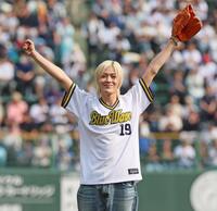 　特別始球式を務めマウンドに上がるＮＣＴ・ユウタ（撮影・立川洋一郎）