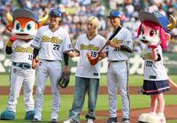 　特別始球式を務め記念写真に納まるＮＣＴ・ユウタ（中央）＝撮影・立川洋一郎