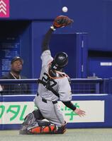 　３回、岸田が石川昂の捕邪飛を好捕する