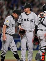 　８回、阿部監督（左）に降板を告げられる大勢