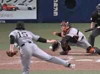 　８回、打者カリステのとき、大勢が暴投し、中日が勝ち越す