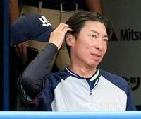 　８回、試合を見守る高津監督