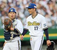 　８回表を投げ終え福永（左）と言葉を交わしながら引き揚げる曽谷（撮影・立川洋一郎）