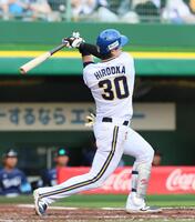 　３回、左翼スタンドへ逆転２ランを放つ広岡（撮影・立川洋一郎）