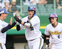 　３回、逆転２ランを放ちタッチを交わす広岡（撮影・立川洋一郎）