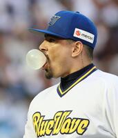 　９回表に勝ち越しを許し、ガムを膨らませてベンチへ引き揚げるマチャド（撮影・立川洋一郎）