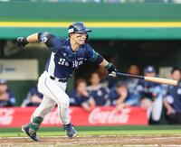 　９回、一ゴロを打つ外崎（撮影・立川洋一郎）